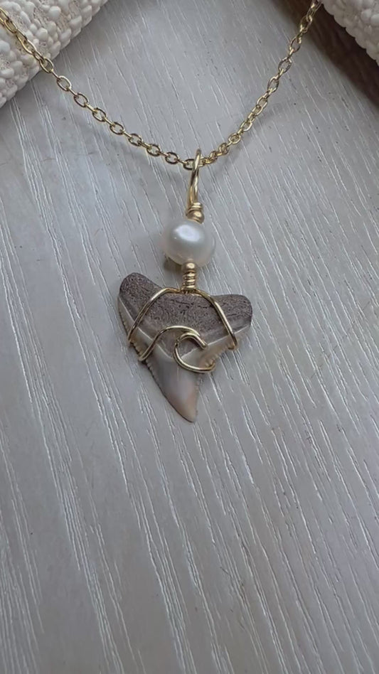Sandy- Bull Shark tooth + Freshwater pearl + wave